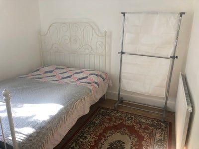 Double bedroom in fully renovated flat Main Photo