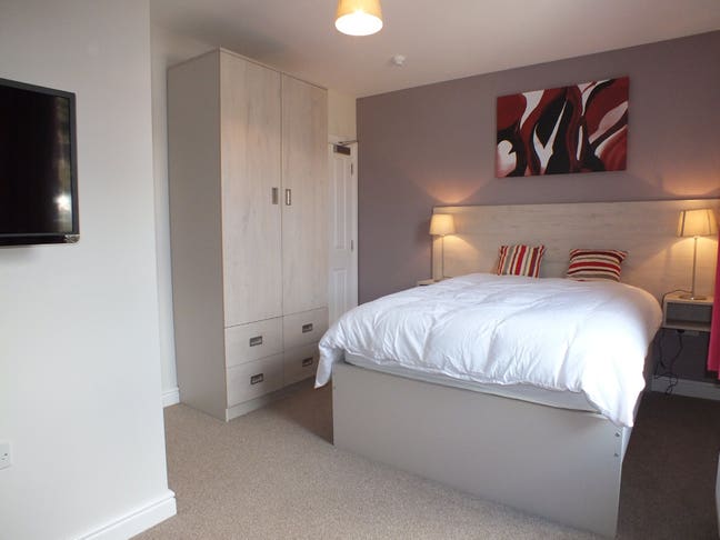Ensuite Room walking distance to the Town Centre Main Photo