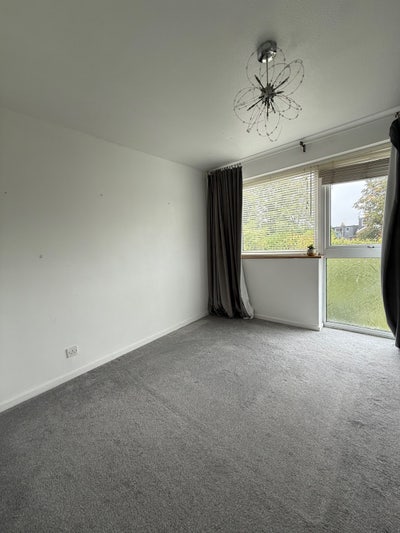 Room to rent in Reigate asap Main Photo