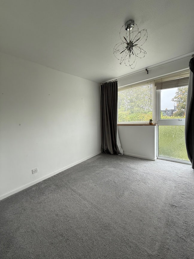 Room to rent in Reigate asap Main Photo