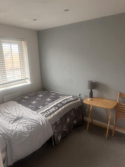 Small Room small double bed built in wardrobes Main Photo