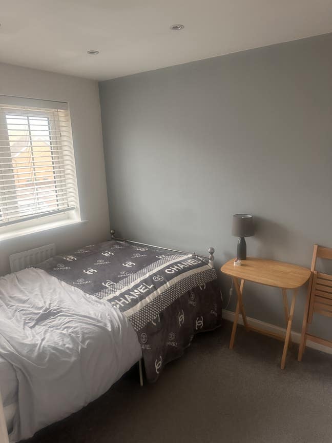 Small Room small double bed built in wardrobes Main Photo