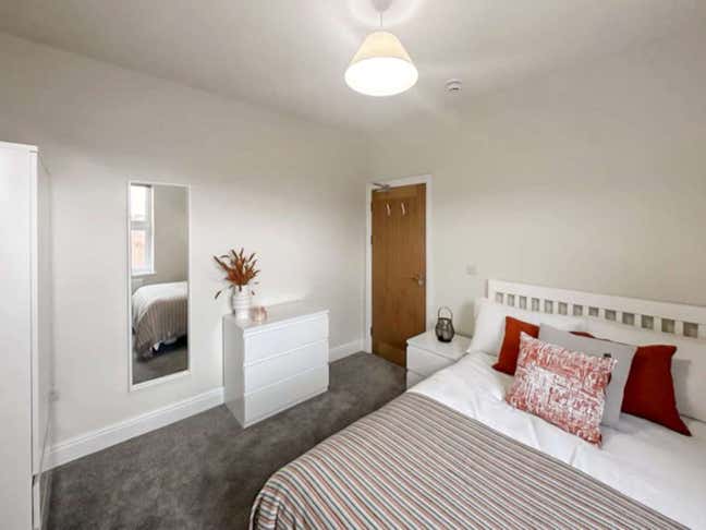 Bedroom 4 (First Floor) – Shared  bathroom  Main Photo