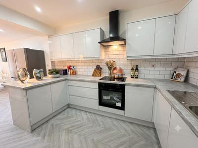Amazing new all en-suite all kitchenette HMO  Main Photo