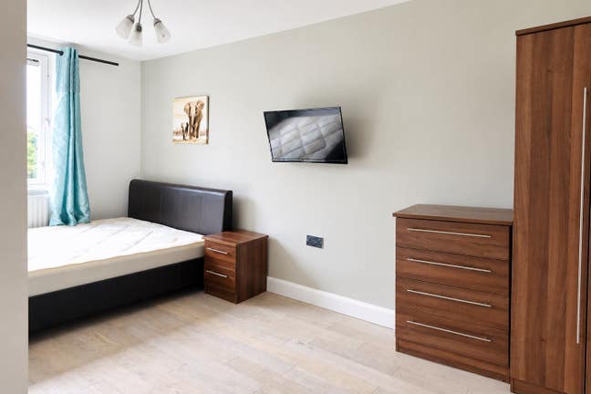 Double Room in Roehampton SW15 | Couples Welcome | Main Photo