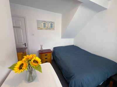 Modern Double Room in Stratton, Swindon– Bills Inc Main Photo