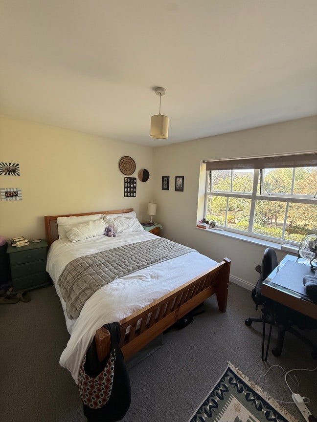 Gorgeous double bed with en-suite in mews Main Photo