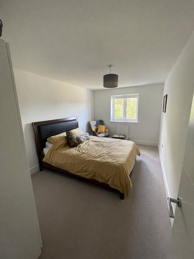 Spacious Double Room in 2 bed apartment Main Photo