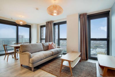 Short Let Double Room in 3Bed Apartment 19th floor Main Photo