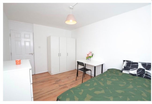 Room Available for Long Term Rent in East London Main Photo