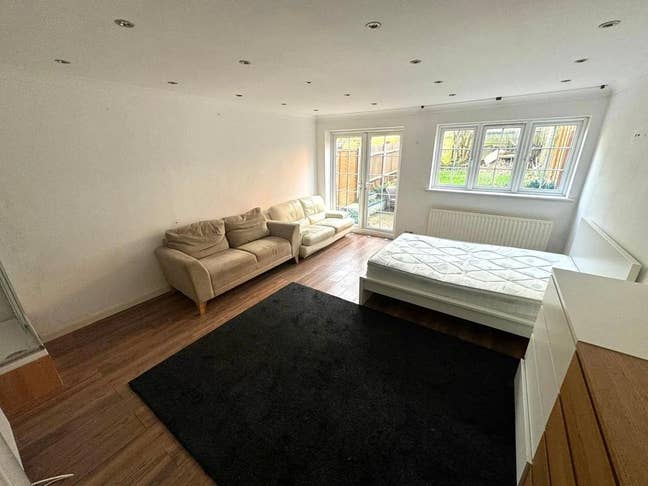 Furnished Studio flat with garden to rent - (N12) Main Photo