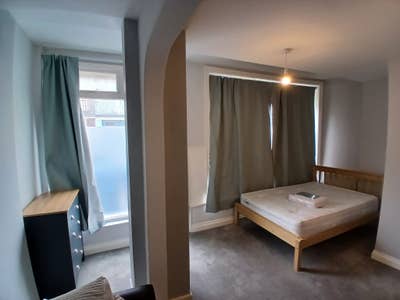 Lovely ensuites from &pound;600.00pcm all bills included Main Photo