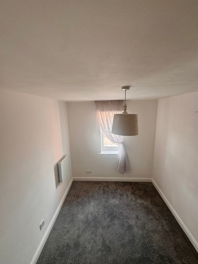 Double room close to kingston & Norbiton stations Main Photo