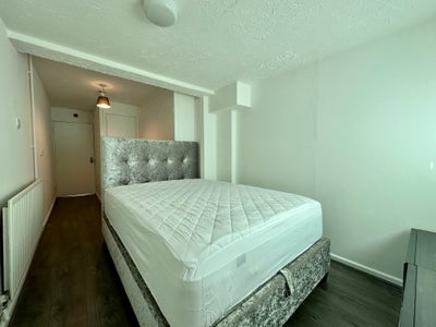 Spacious Furnished Double Room with Own Access. Main Photo