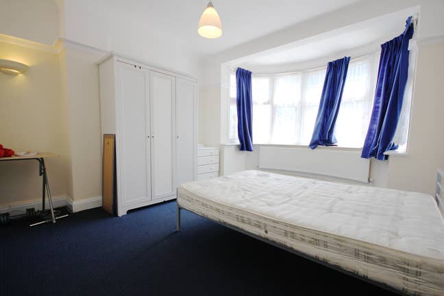 Double Bedroom 10 Mins Walk to Hounslow West  Main Photo