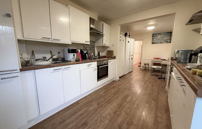 Double Room | Bills Included | Available Now Main Photo