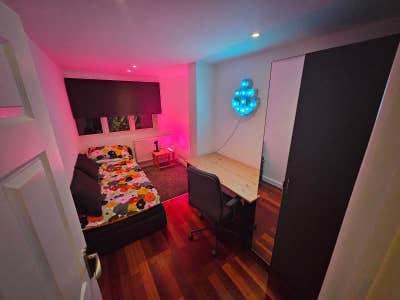 1 room  available in large friendly household  Main Photo