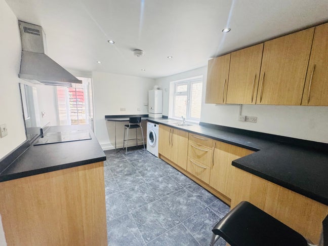  Lovely 1 Bedroom Flat with Outdoor Space LU2 Main Photo