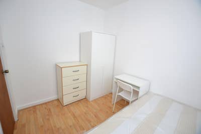 2 Rooms Available Same Flat next to Westferry DLR Main Photo