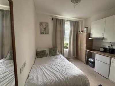 Ensuite Studio Available in Earl's Court Main Photo