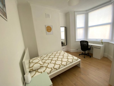 Large Furnished Bedroom in Clean Hmo Near Station Main Photo