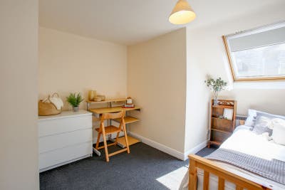 Only 4 house mates! Chiswick, close to the High St Main Photo