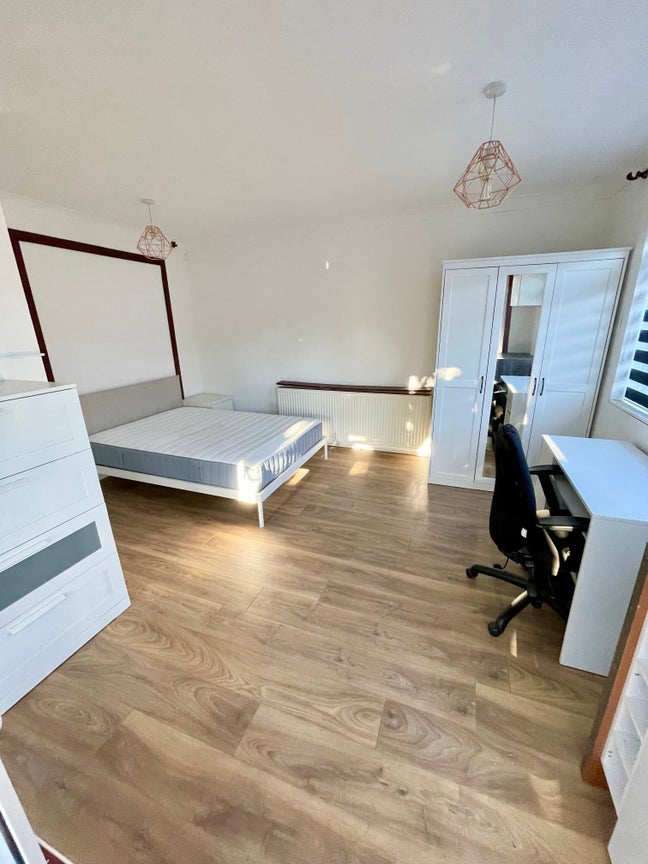 Newly Refurbished - Very Large Room  Main Photo