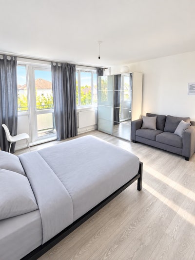 Large Room with Balcony@Whitechapel+Couple Welcom Main Photo