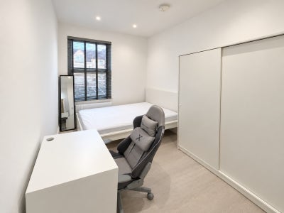 Cricklewood En-Suite | Bills Inc | Weekly Cleaner Main Photo