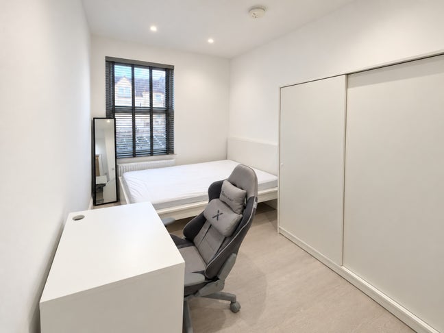 Cricklewood En-Suite | Bills Inc | Weekly Cleaner Main Photo