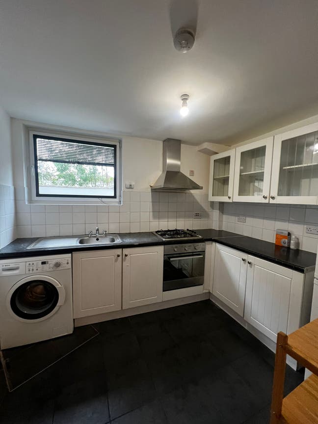 Neat and Cosy Room Available - 1  Person Main Photo