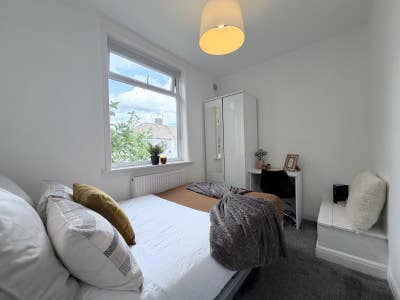 Fully Furnished Bills Included Professional Let  Main Photo