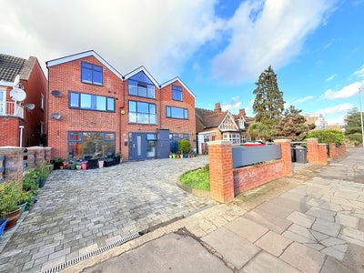 Beautiful Newly Built Furnished Studio Flat in IG6 Main Photo