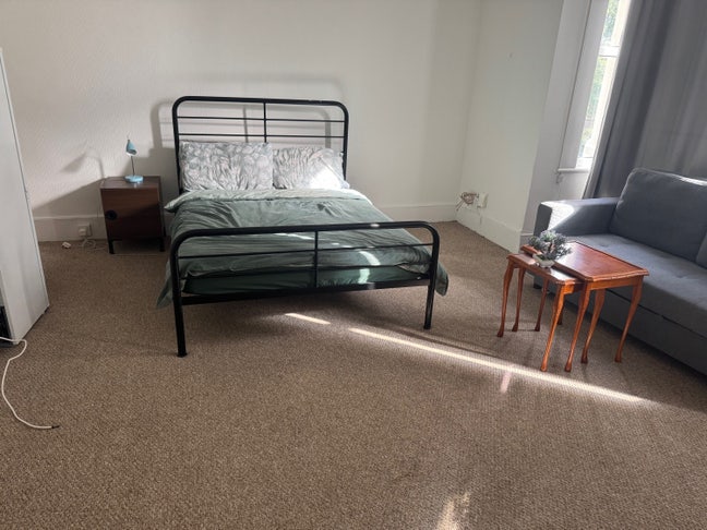 Spacious room in a 3bed apartment  Main Photo