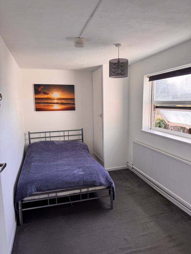 Room in quiet house, off street parking  Main Photo