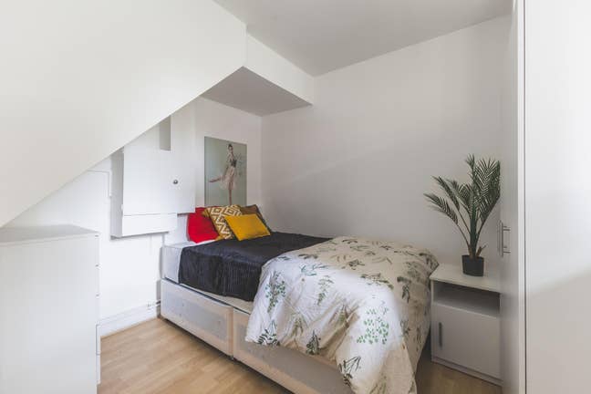 Budget Double Room in Well Kept Flat! 2 Bathrooms Main Photo