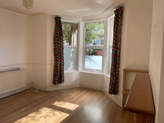 Light spacious room- bills included  Main Photo