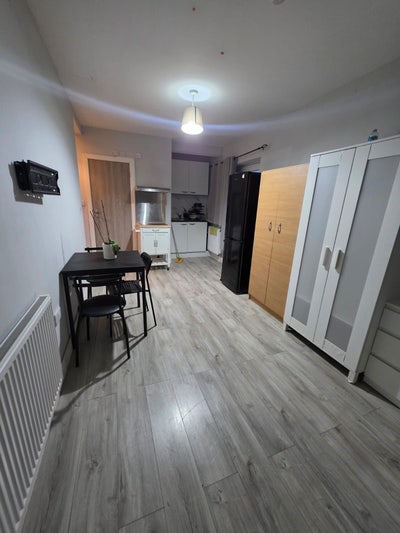 🏡 ✨ Studio Flat to Let in Willesden Green  Main Photo