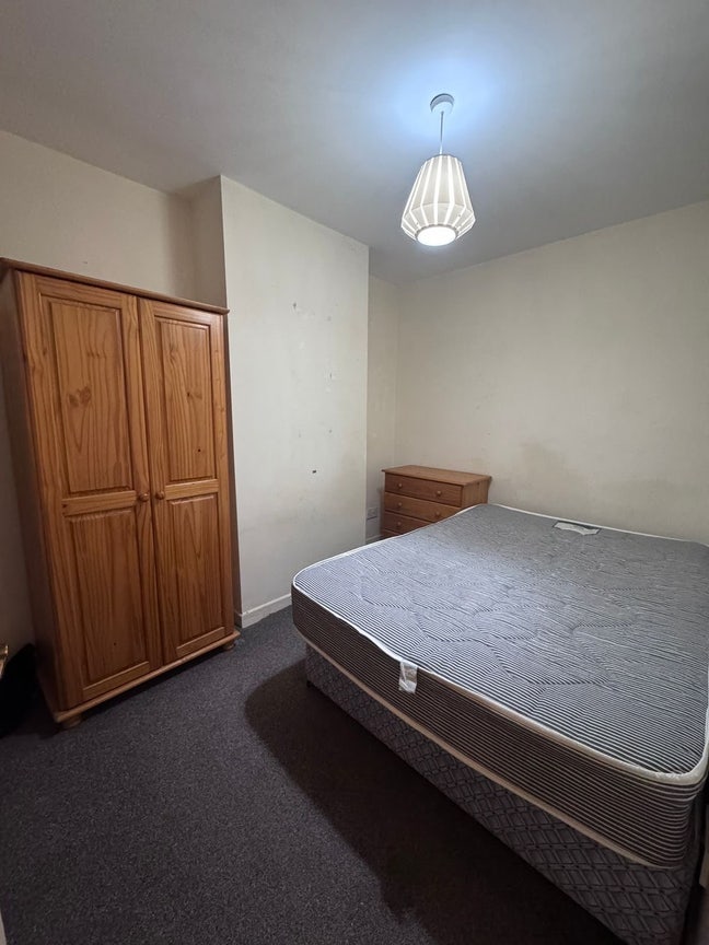 1 double room near to royal and city hospital Main Photo
