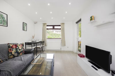 Cozy Room in Stratford / Modern Flat w/Living Room Main Photo