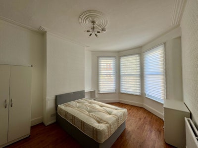 🏡 King room | All bills + cleaner included  Main Photo