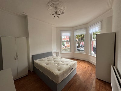 🏡 King room | All bills + cleaner included  Main Photo