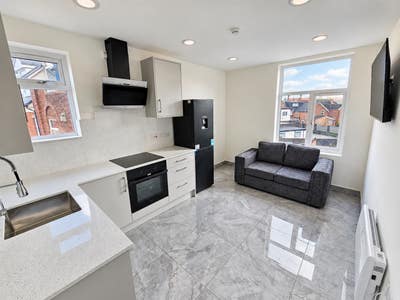 Luxury 2-Bed Ensuite Flat | &pound;750 All Bills Main Photo