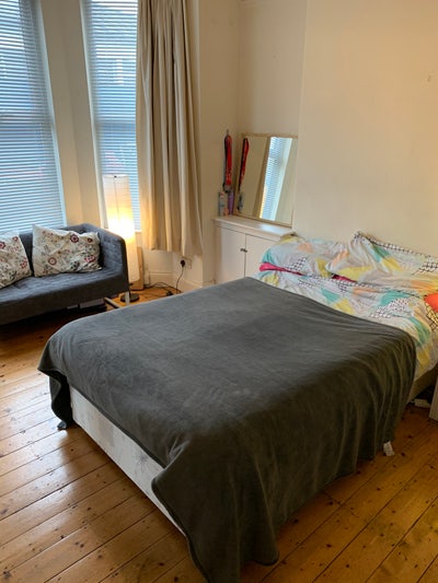 Large double room in young professional house Main Photo