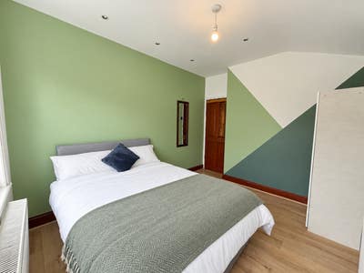 Bright Double Rooms in Newly Refurbished House Main Photo