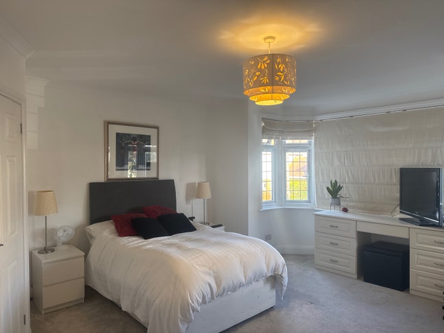 Very Large Room with En-suite shower room  Main Photo