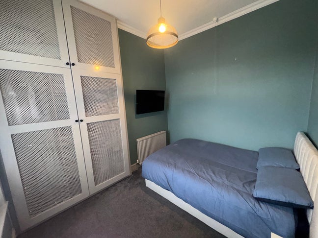 Double Bedroom - Comfortable Home & Great Location Main Photo