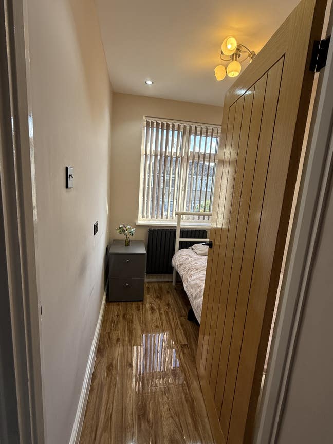 Beautiful recently decorated single room- Main Photo