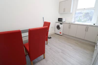 Stunning Room in A Modern Flat - Near Aldgate ! Main Photo