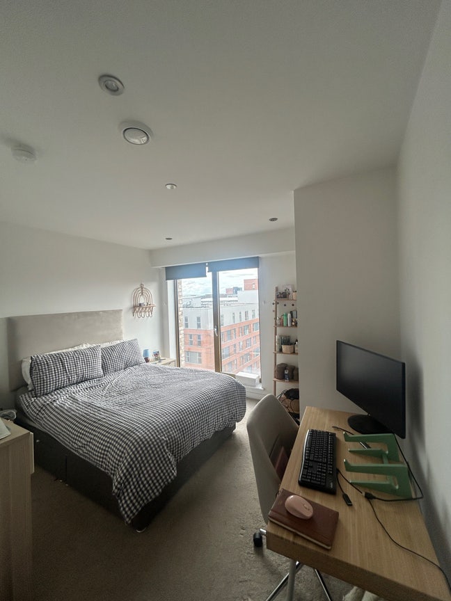 Modern Double Room Plus Private Bathroom Main Photo